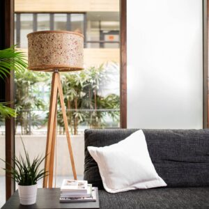 Svítidlo Almut von Wildheim dub přírodní/multicolor dubové dřevo/seno s okvětními lístky červených růží