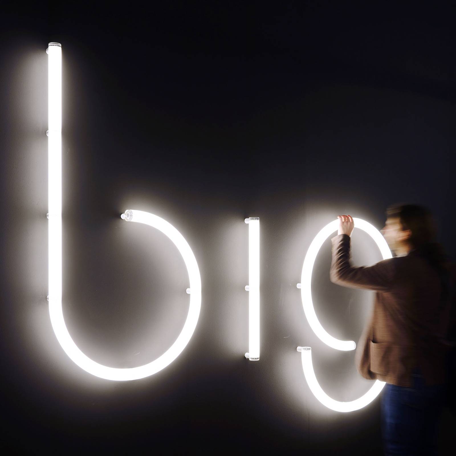 Artemide Alphabet of Light malé písmeno q, Obývací pokoj / jídelna, metakrylát, hliník, 23W, L: 65 cm, K: 95cm - Image 5