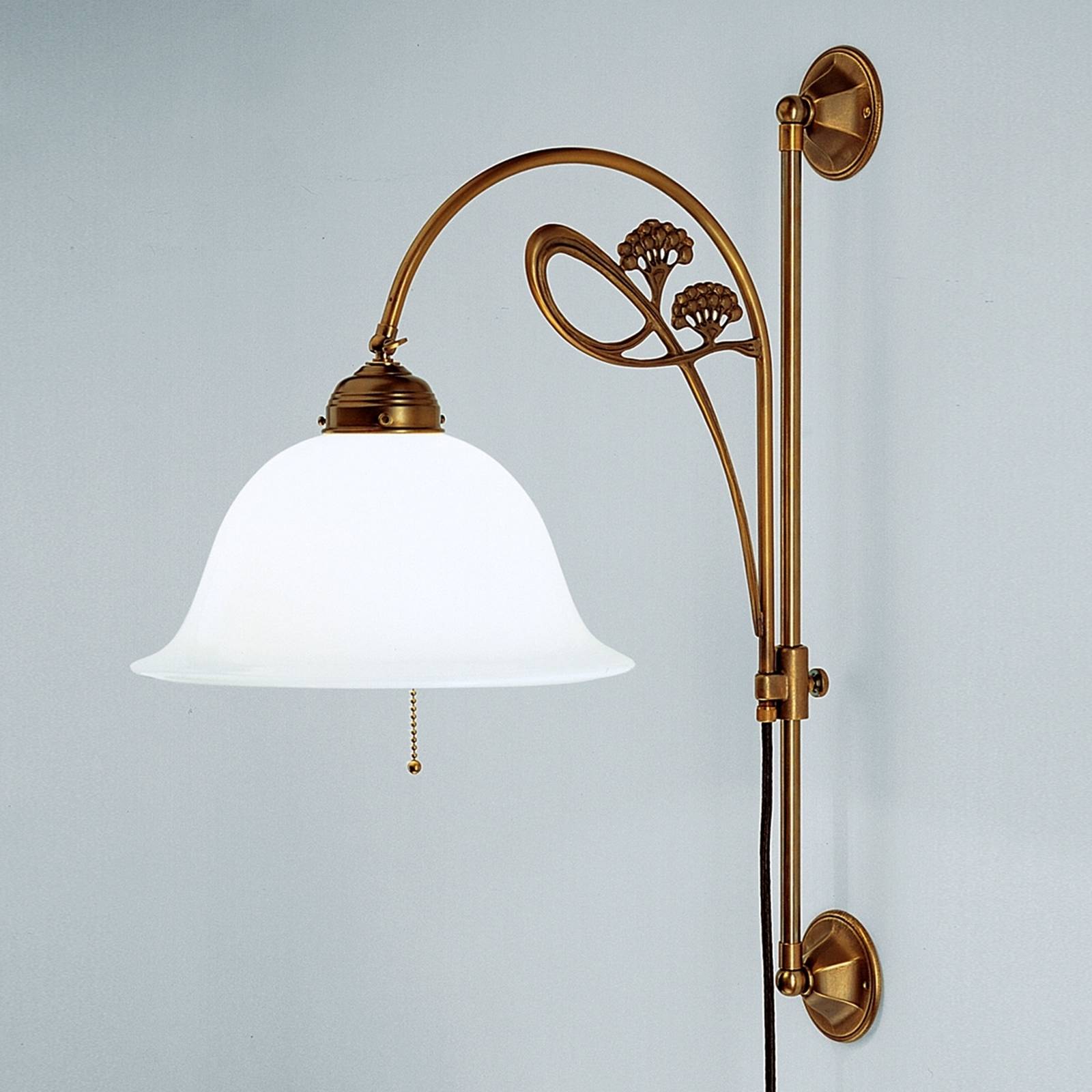 Svítidlo Berliner Messinglampen opálově bílá/mosaz ručně foukané sklo/mosaz