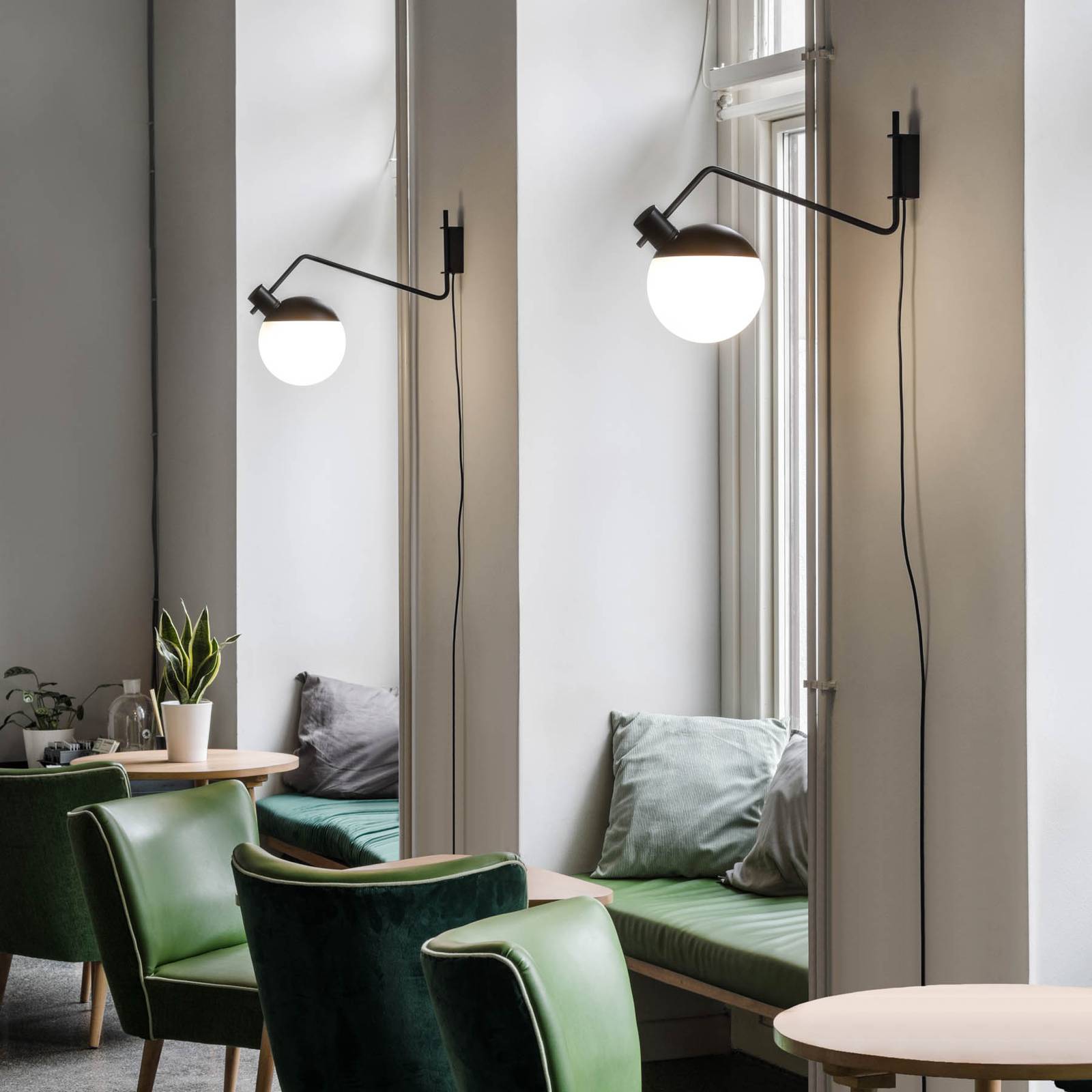 Svítidlo GRUPA černý; opálový hliník/sklo