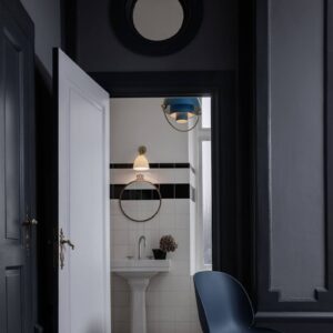 Svítidlo GUBI severská modrá/mosaz ocel