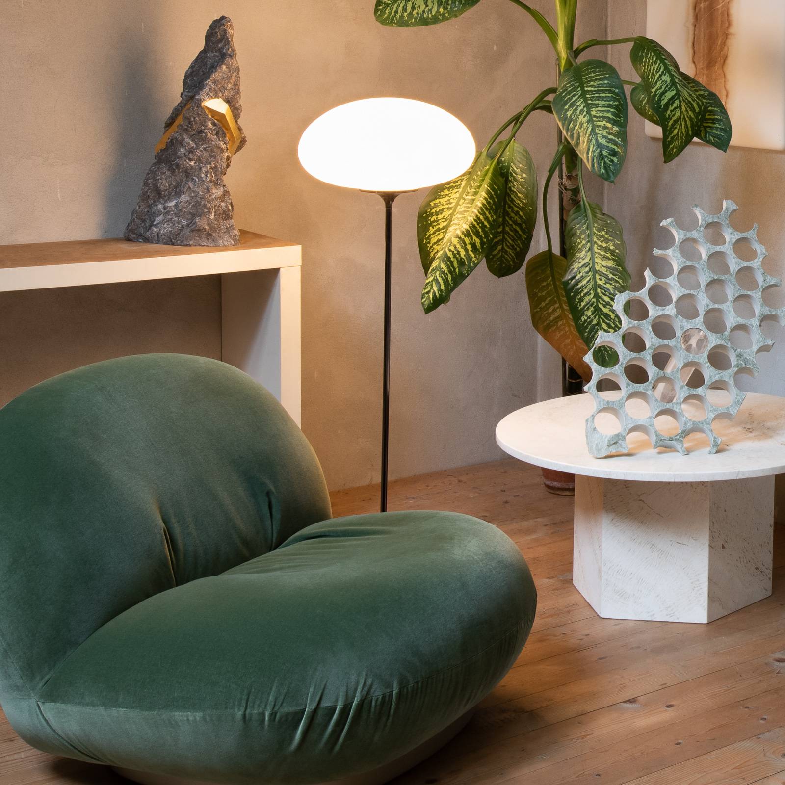 Svítidlo GUBI tmavě červená/bílá kov/sklo