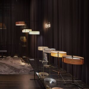 Svítidlo LZF LamPS černý matný/třešeň přírodní dřevěná dýha/kov