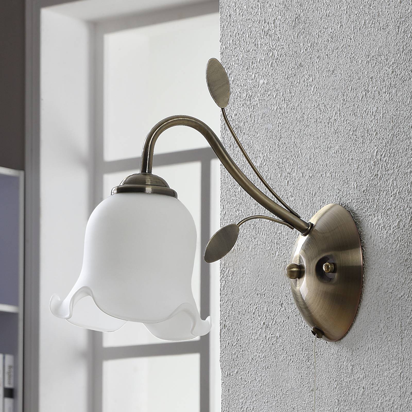 Svítidlo Lindby bílá/starožitná mosaz sklo/kov