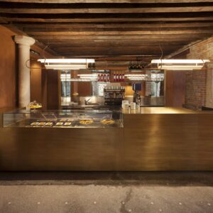 Svítidlo Modo Luce karamelová/bílá kov/polykarbonát