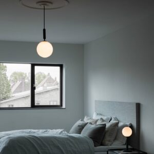 Svítidlo Nuura Aps kamenná šedá/bílá sklo ručně foukané/kov s práškovým lakem