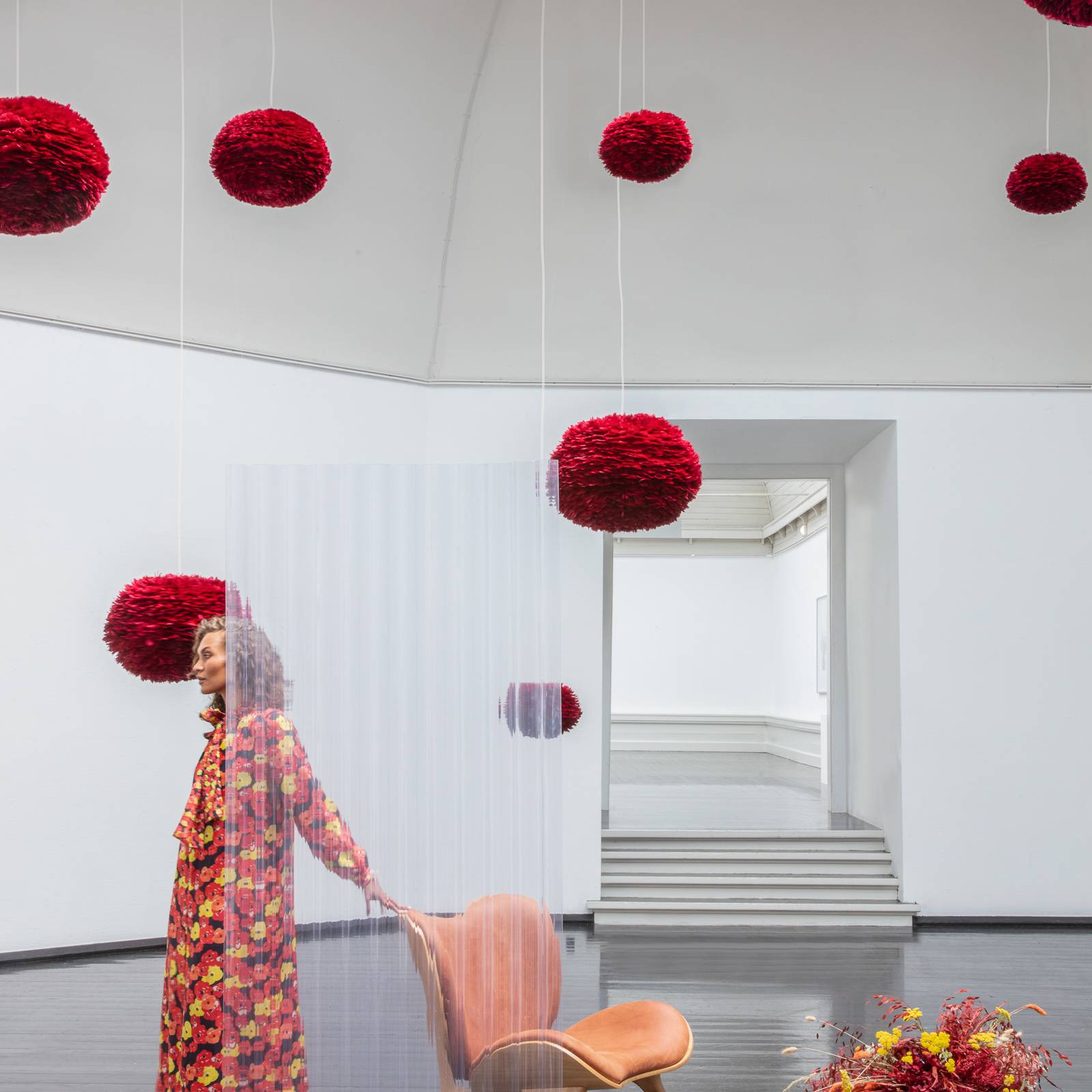 Svítidlo UMAGE červený/bílý husí peří/plast/papír/kov